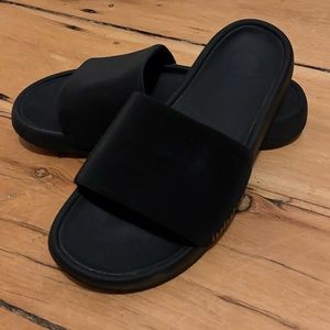 Lululemon slides